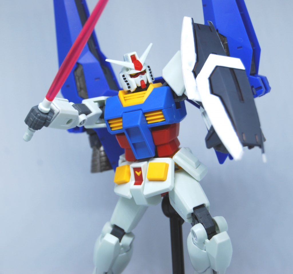 前回と比べてガンダム本体の方にもスミ入れや部分塗装、アンテナ加工を施してみたので、少しは見栄えが良くなっているかと。一応メラミンスポンジによるツヤ消しっぽい事もやってみましたが、写真ではどころか肉眼でも今ひとつ…触ると明らかに違いがわかるんですがねぇ。 シールド部分の白はガンダムマーカーでは無理そうとわかってはいたものの、限界を知るためにえいやとベタベタ塗りたくりました。いつの日にか、良さげな水性塗料とかエアブラシシステムとかが手に入ったら塗り直します(笑)。 一方でノズル部のガンメタリックは良い具合に染まってくれたので、今後は一つ覚えで塗っていこうかと思います。