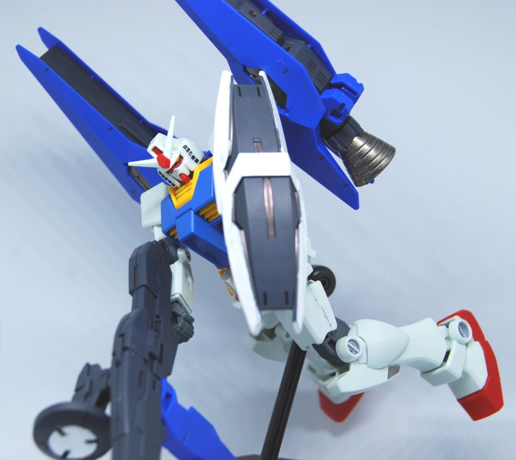 今後の課題としては、ブースターの可動機構が災いしてグラグラしてしまうので、がっしりと固定したいところ。うーん、こうなるとガンダムテルティウムのブースター基部が欲しくなる…。こうして人はガンプラの沼にハマっていくのですね?(笑)