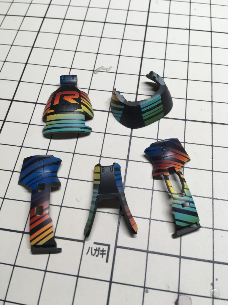 1mmと2mmのマスキングで同じ角度になるように確認しながら貼り、blackで塗装しマスキングを外した状態です。この後にデカール、トップコートで完成です！