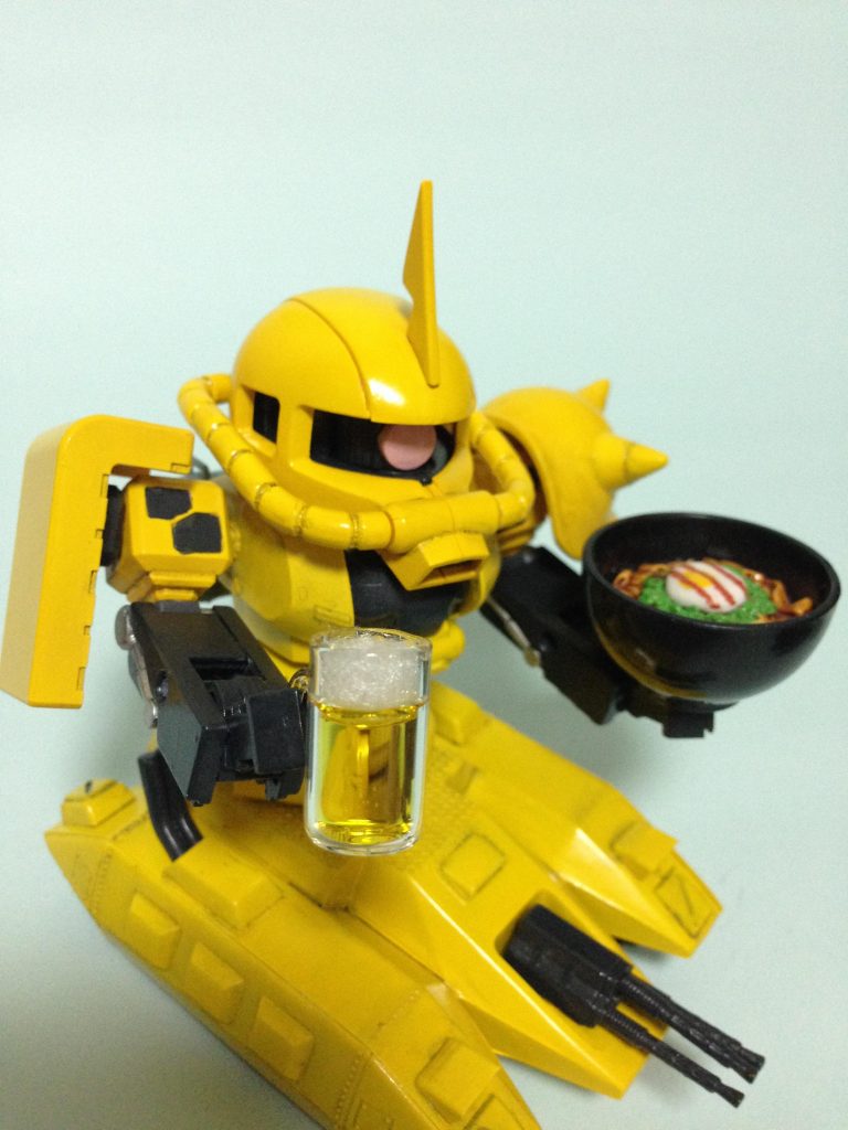 5番テーブルのお客さまー、お待たせいたしましたー!運搬?仕事もできます。