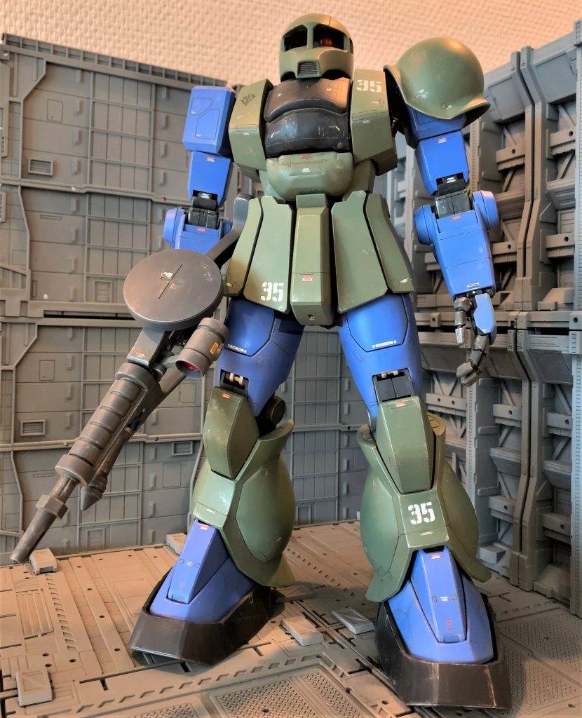 ザクⅡとの繋がりを意識したかったので、旧ザク→ザクⅡへの開発をイメージしながら元のPGザクⅡのデザインを変え過ぎないよう、最低限旧ザクの特徴を表現してみました(手抜き改造の言い訳です)。