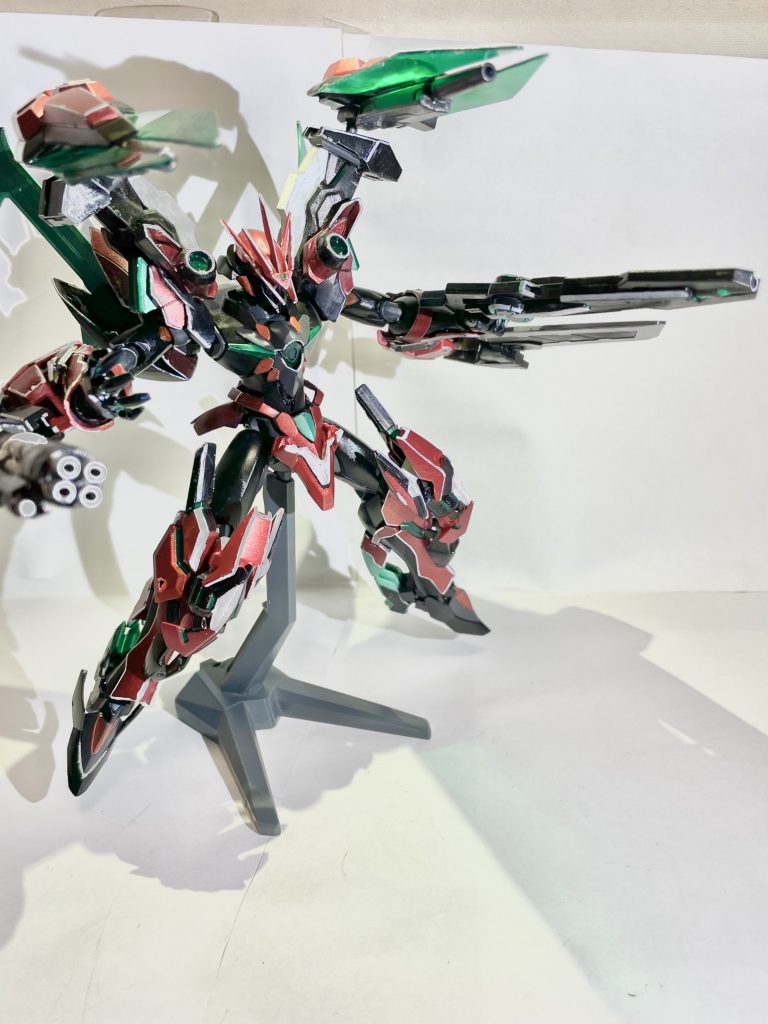 トランザム発動時のみ使用可能となる超必殺技「トランザムフルバースト」全武装の粒子残量全てを撃ち尽くすまで止まらないため、終了時にはしばらく戦闘不能となってしまうが、ダブルオーライザー/ダブルオークアンタのライザーソードの同等以上の出力で特大レーザーを放つことが出来るハイリスクハイリターンの大技となっている。