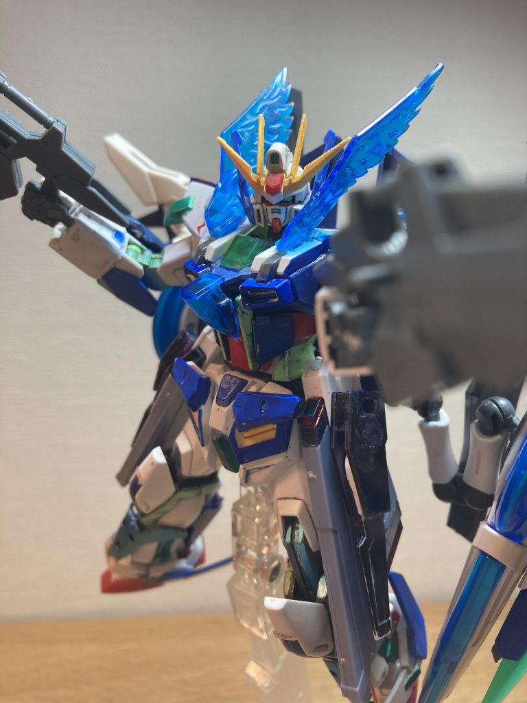 基本的にはカラーリングを変えただけに見えるが、全体的に性能が上がっている。またトランザムの効果時間も伸びている。