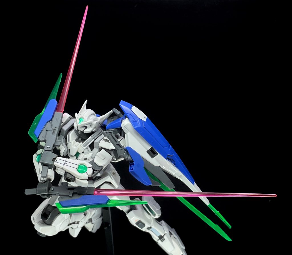 また、別の機体が装備した画像になりますが、銃口にビームサーベルが取り付けられるようになっています。銃口には、スローネのサーベルパーツを流用しました。