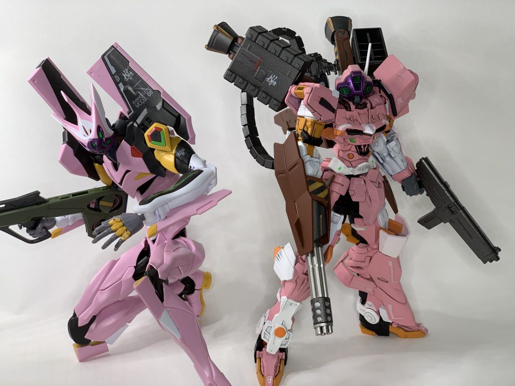 RG 8号機と一緒に。エヴァピンクを使用して塗装したんですが結構色味が違いますね