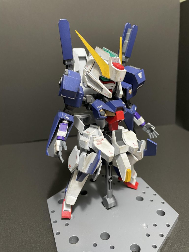 中のフレームはSDCSのフレームで、頭と肩SDのガンダム、足はコアガンダムを使用しています。そのほかの外装はスクラッチしました。