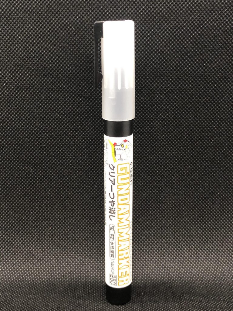 つや消しは新商品の「ガンダムマーカー クリアーつや消し」を使用しました。ガンマカエアブラシ で吹き付けました。