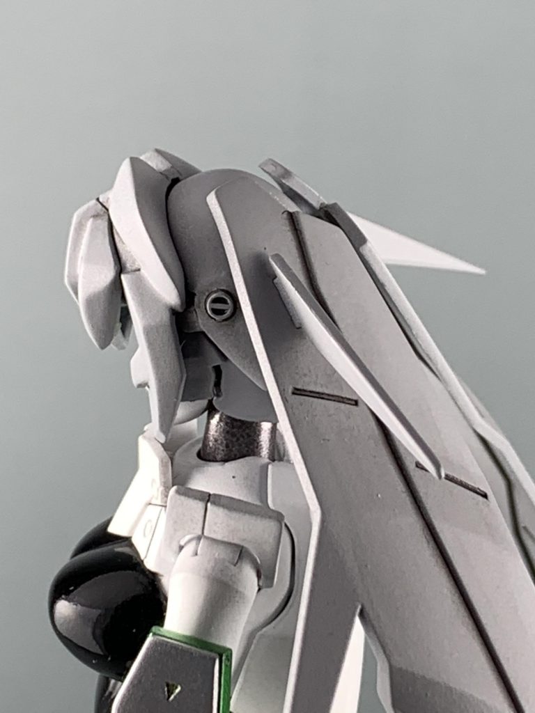 頭部は髪の毛のパーツが頭に近づくように接続部分を削っています。首元は隙間が目立ったのでパテで埋めています。