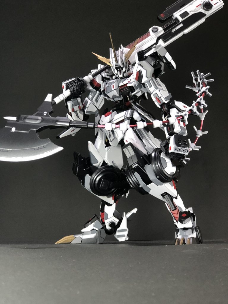 テイルアックスはアルミ線で自在に動き、差し替えパーツで伸縮も自在？に製作しました。ルプスレクスのテイルブレードが点で個を突くのに対して、こちらは円で集を薙ぐ設定で作っているのでワイヤー部分にも攻撃的な装飾を施しました。縮ませると骨の尻尾のようになります。