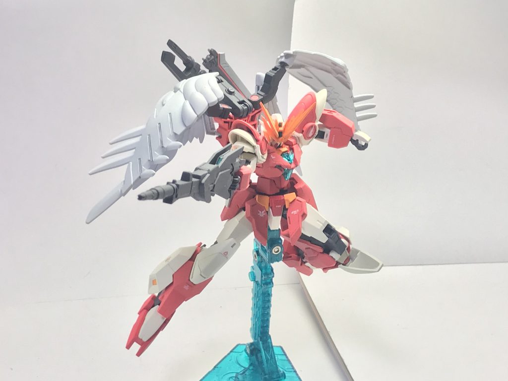 コアバスターライフル・フェアリィ。原型機のフェアライズガンダムからそのまま引き継がれた武装であるが、コアガンダムⅡへ主機を改良したことと、プラネッツシステムのフル活用による出力の増加から、それに比例して威力もまた引き上げられた基本装備。