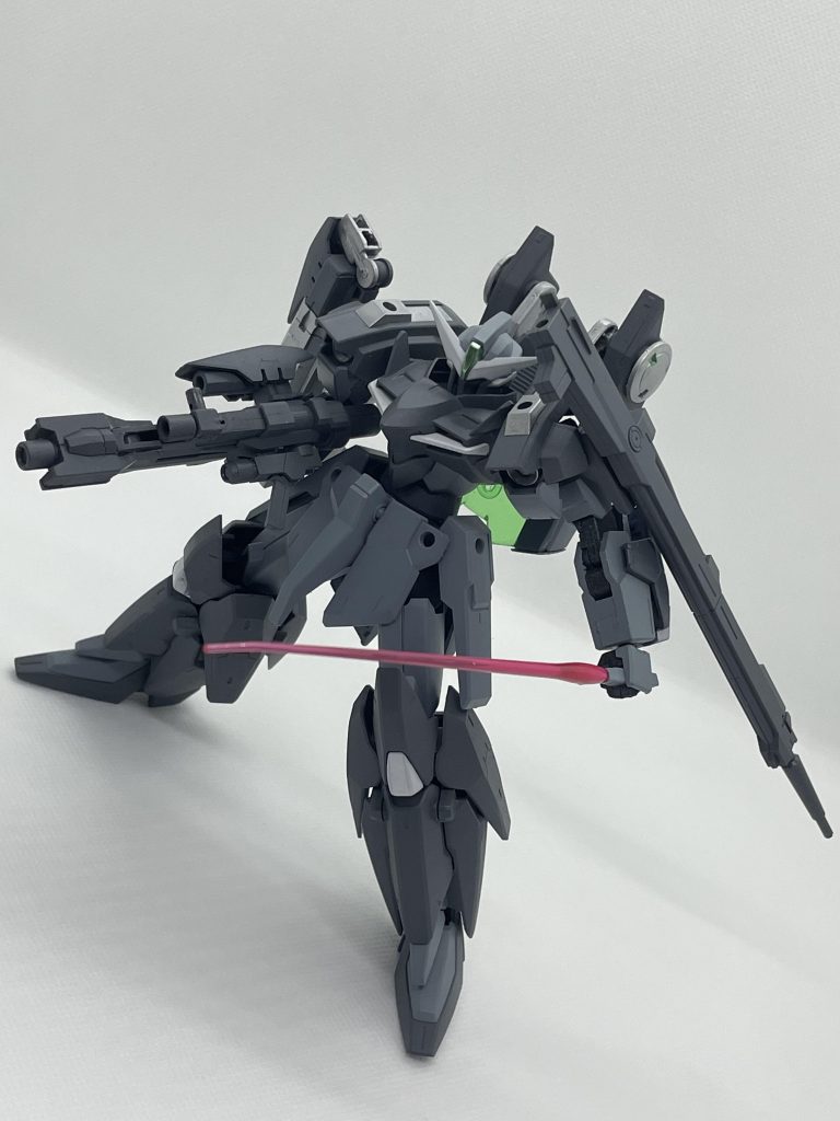 サイドアーマーに収納されているビームサーベルも使用可能です。