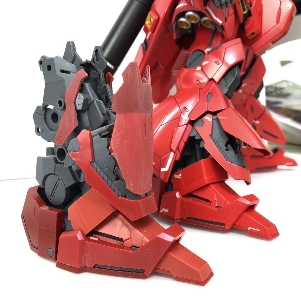 装甲の分割ラインがちと好みに合わない感じだったので、スッキリとしたラインに再構築しています。同様に肩やサイドアーマーもラインを変更しています。