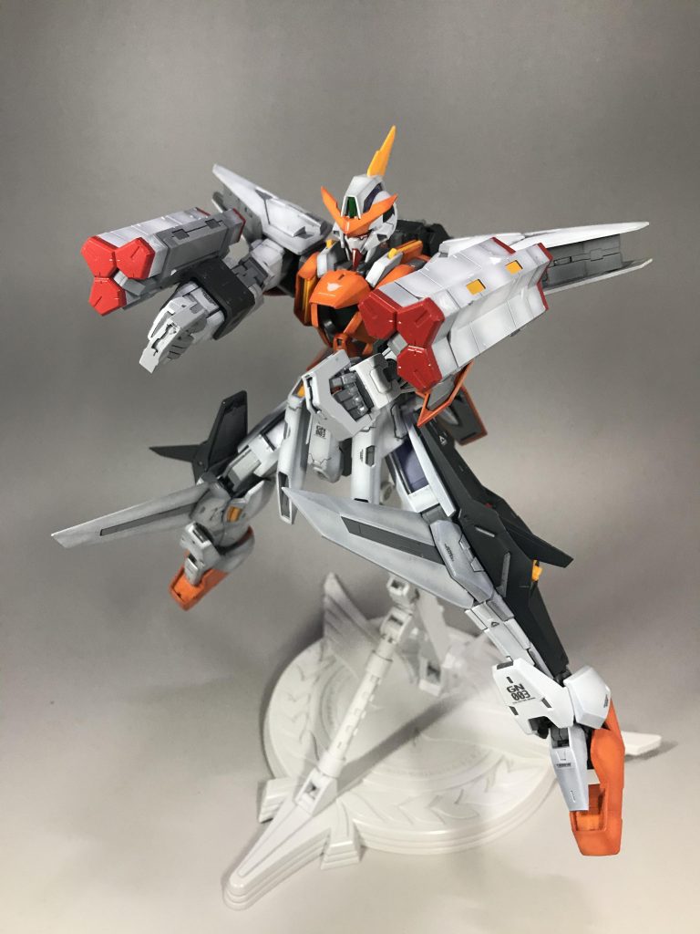 武装系はグレー系から少し暗めのホワイトに差し色でレッドをアクセントに入れ印象を変えています。