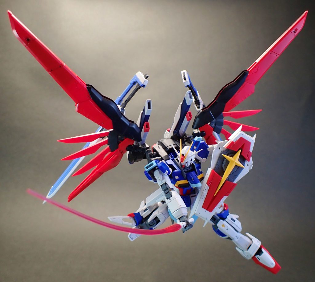 ビームサーベルでの斬撃に迫力を与えるため、クリアーパーツを炙って湾曲にしました。