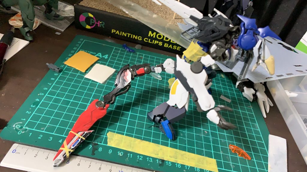 最初はノーネイムライフルに付属したボーンフレームで尻尾を作っていたのですが、友人から細すぎる！といわれたので、アスタロトやバルバトス等の余り物を使い、尻尾を作成しました。鉄血キット余り過ぎでは・・・ 