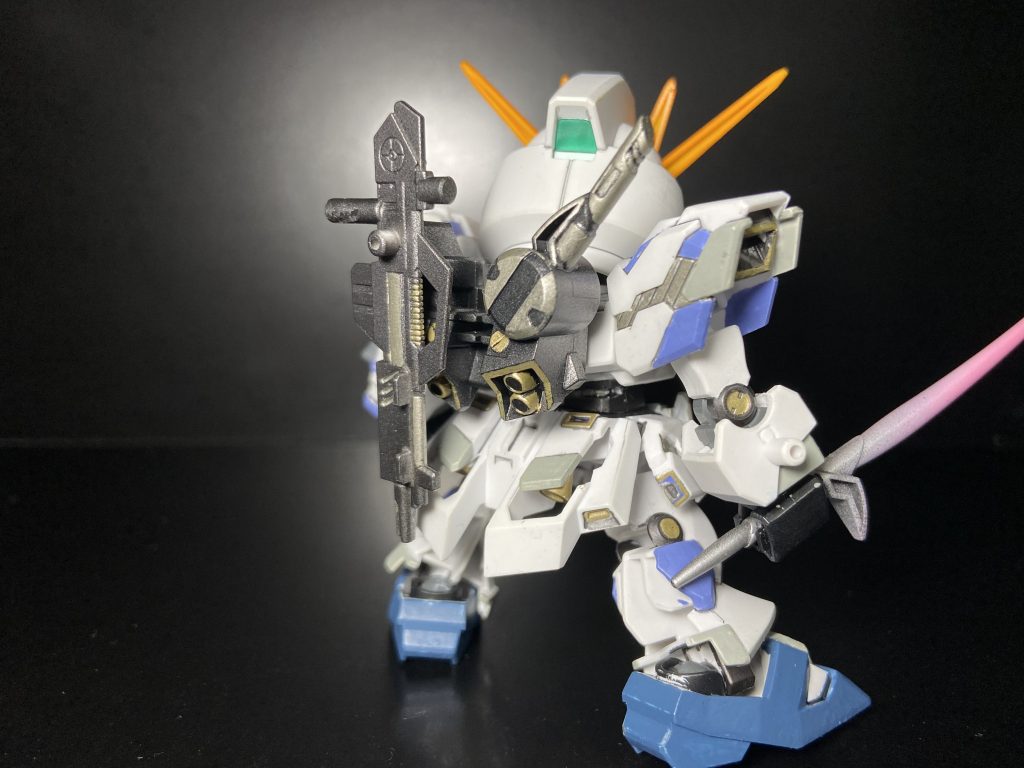 テストパイロットはかつてアクシズ落としの際、ジェガン隊に参加していたが、死にたくないという思いから隕石を食い止めに行かなかった1人の若年兵。アムロの奇跡を見ると同時に、多くの仲間の死に「共感」してしまい、ニュータイプに憧れを抱きつつも憎んでいる。「誰もアムロさんほど強くないのに‥変な夢を見せるから皆死んでしまったんだ！」NT-Dシステムの完全解放にはアムロ・レイ程のニュータイプ能力が必要とされ、試験段階では一部能力の解放にとどまっている。