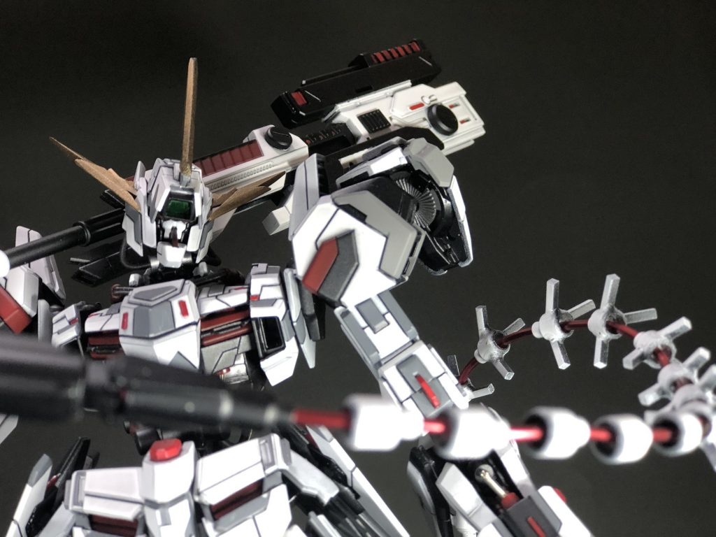 ツインアイと前方のメインカメラで広い視野角を確保しています。 