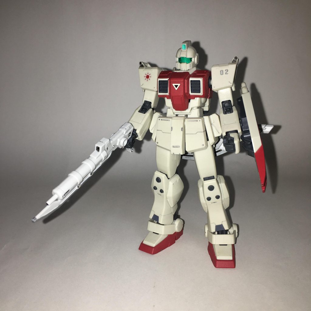 赤い機体、正面。陸戦型ジムを元に相手を熱で焼き切る刃を2本追加で装備している。また、頭部には量産機の頭部が使われているが、これは仲間からはぐれた際に相手に見つかりにくくなる利点がある。また、隊長機と比較して故障が少ないのも魅力である。