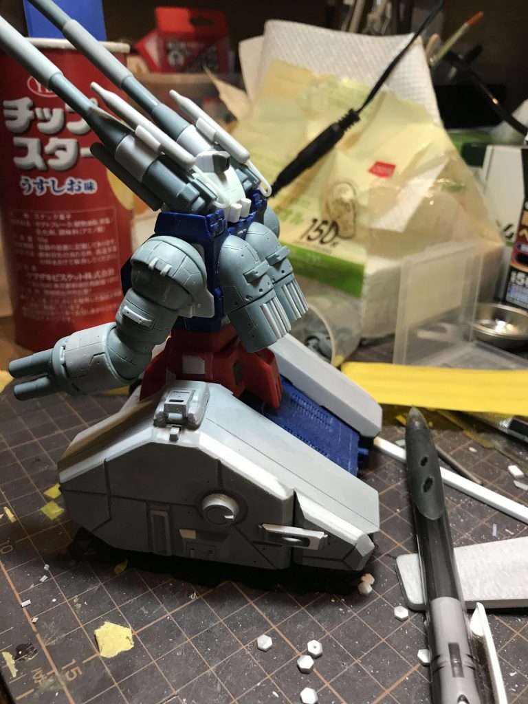 腕はごっつく。