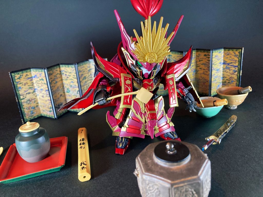 ちょうどガチャポン・戦国の茶器シリーズを集めていたので、信長ゆかりの茶器を並べて記念撮影しました。トップ画像の左下に見切れているカエル🐸は、信長が愛用し本能寺の変の前夜に「ゲロゲロ」と鳴いて主君の危機を報せた逸話が伝わる香炉・三つ足の蛙です。上の太刀で叩き斬ろうとしている巨木は皇室伝来の秘宝・蘭奢待(らんじゃたい)で、信長が懇願し正親町天皇から切り取りを許された事で知られています。余談でした。