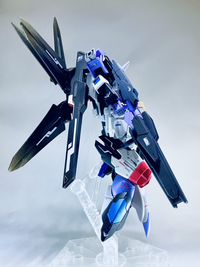 ライフルはビートルーのものを使用しました。ほぼ黒ですが、コアガンダムのライフルのカラーリングと組み合わせることで違いを出しました。