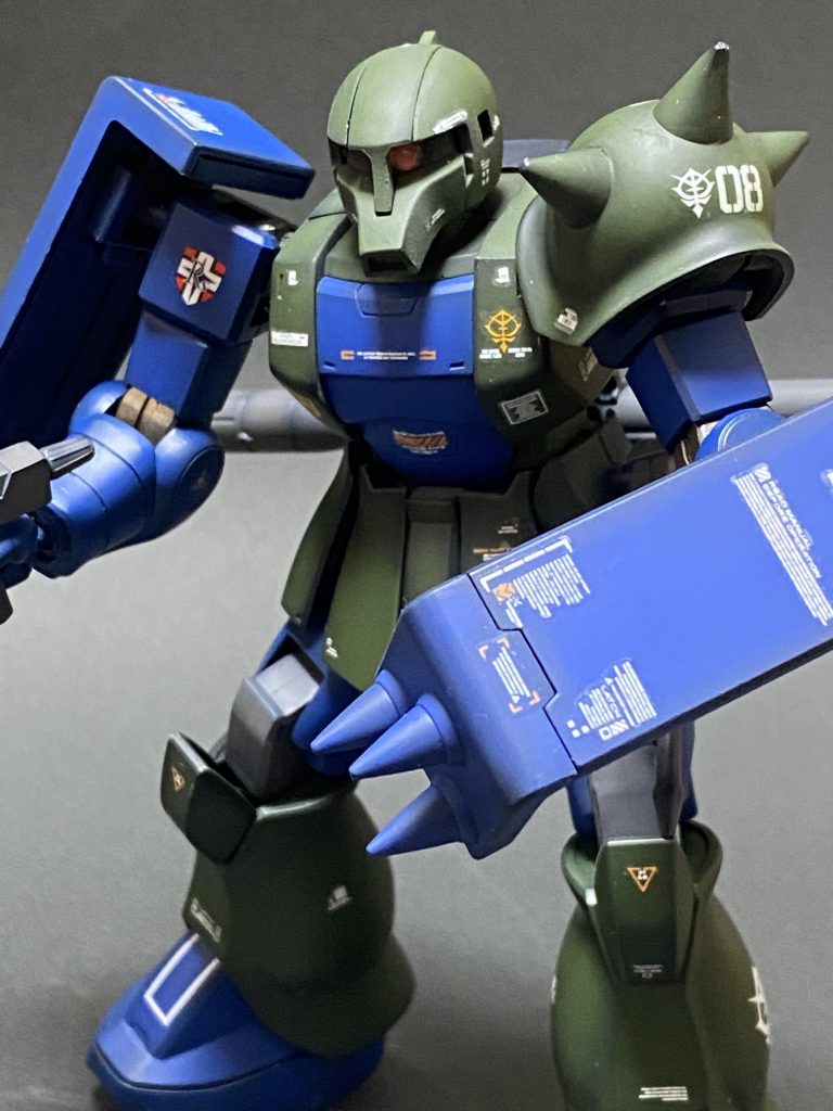 デカール頑張って貼りました。ラル隊のエンブレムを貼ったのはラルさんが地球に降りた後、アコースとコズンは宇宙に居たような気がしたので、その時もラル隊のエンブレムを機体に付けていた、という脳内妄想の設定です。