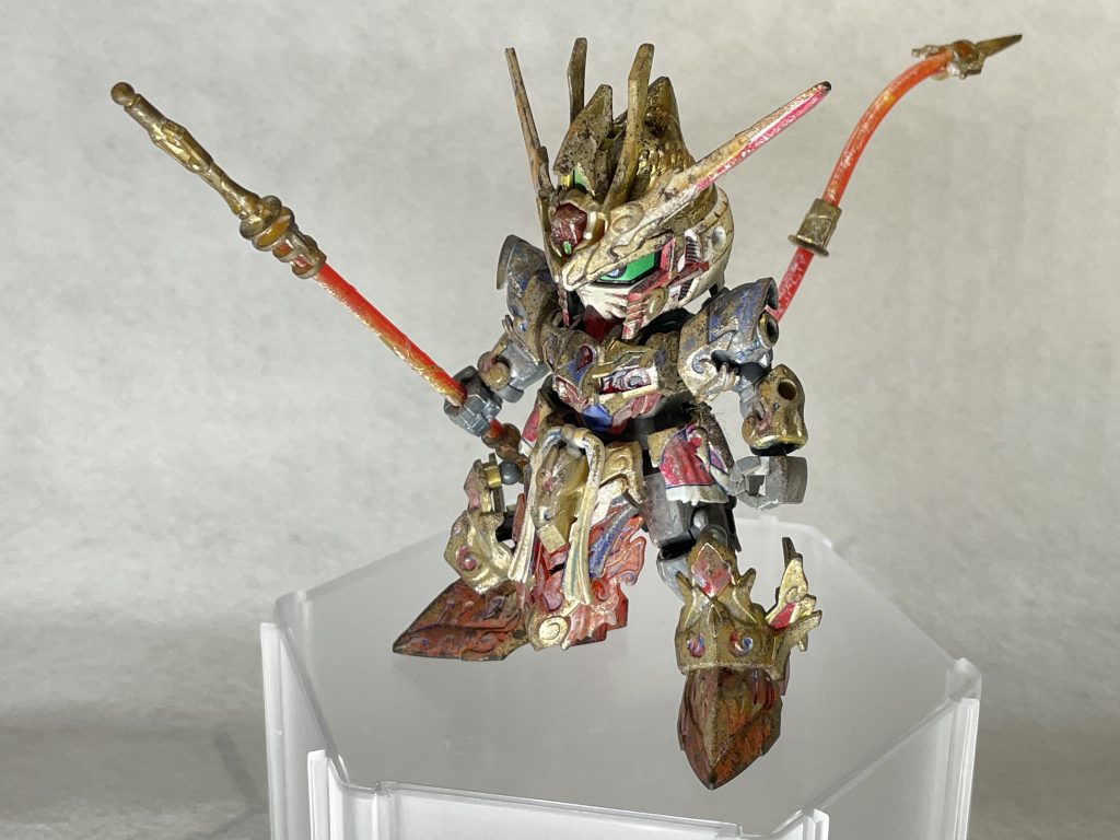 悟空は夢の中で合掌して目を閉じます。三蔵と出会う前の自分は楽しくバカできればそれでよかった。三蔵に助けられ、三蔵のことを尊敬している。しかし、お師匠さまは偉いお坊さんだから心が清いのであり、自分は自分だから楽しく旅ができればよかった。だから仏の言葉を教えてくれるお師匠様は、ただ小言を言っているようにしか思えなかった。けど、オイラがバカすぎるせいでお師匠様が食われてしまった。それだけじゃない。食われた人の骨を見ても何も感じなかった。いつもお師匠様が言っていた。「悟空や。愛とは与えることなんだよ。助けを求めていれば助ける。お腹がすいていたらご飯をあげる。病気をしていたら看病する。けど、決して見返りを求めない」「けど、お師匠様。他の人は見返りを求めてますよ」「他の人がしているからではなく、仏が何を望まれているかを考えるのです。亡くなった人が成仏できるようお経を読むこともそう。人の魂は永遠。生きている人、死んでいる人すべてに与えるのです」