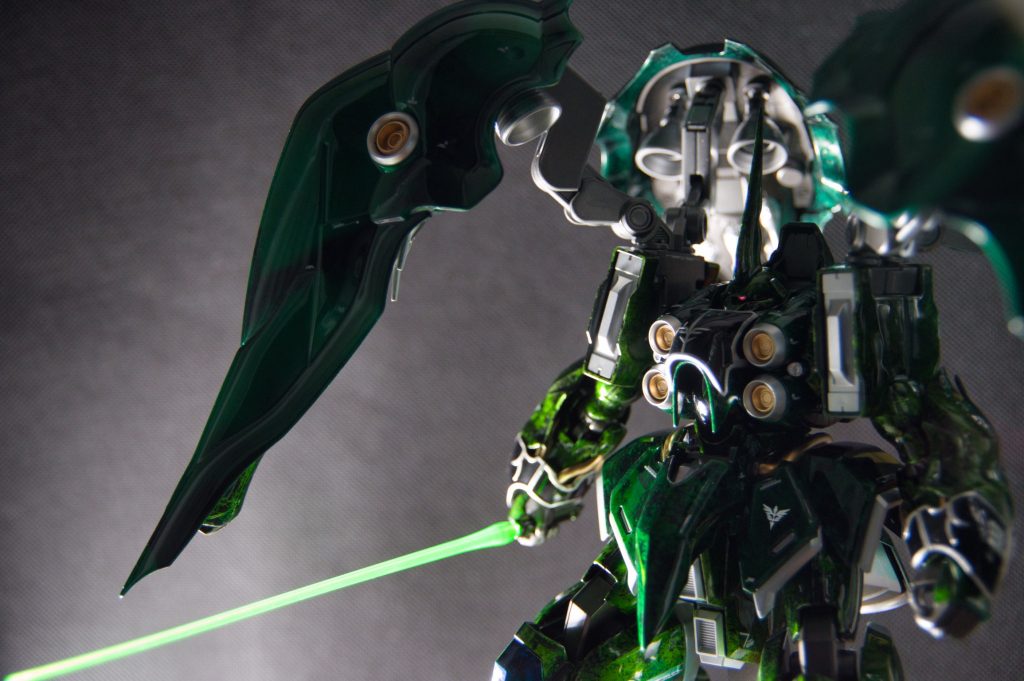 一番お気に入りの写真です。ビームサーベルは左下から当てているライトだけで光っています。この写真ではモノアイの輝きが弱かったので少しだけレタッチ。