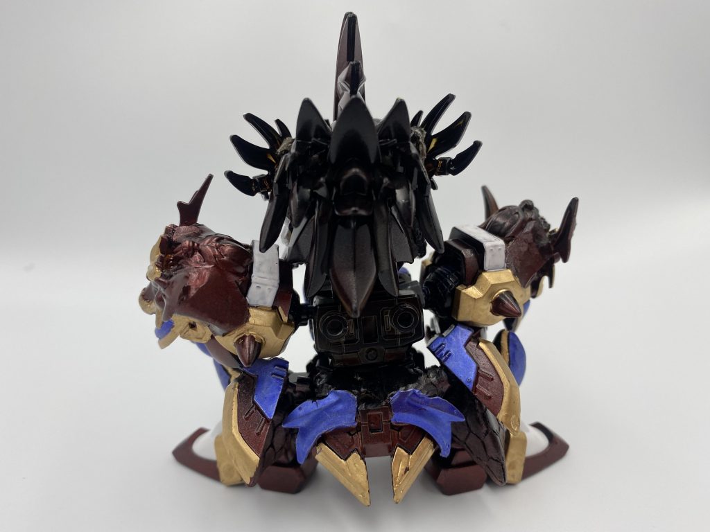 腰のサイドアーマー。ボールデン組み込んで腰を落とした時に干渉しないようにしています。