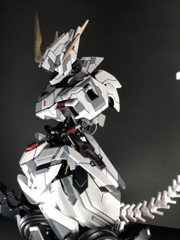 少し猫背的なデザインにして、獣感が出るようにしました。