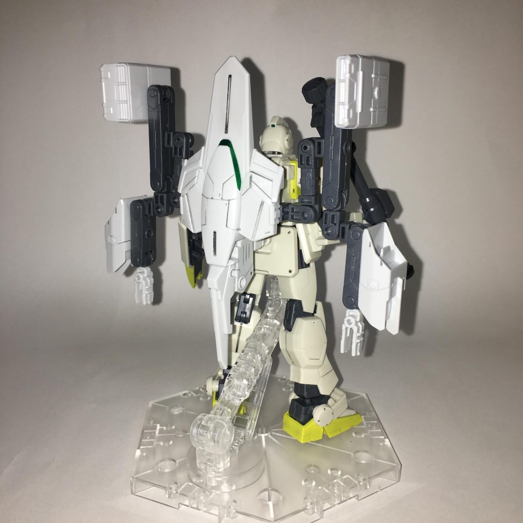 黄色の機体、背面。背部の飛行ユニットはそれ自体がシールドとして機能する。また、シールドには追加で広範囲に渡るセンサーが設けられており、小隊に不備や盲点がないかを確認できるようになっている。