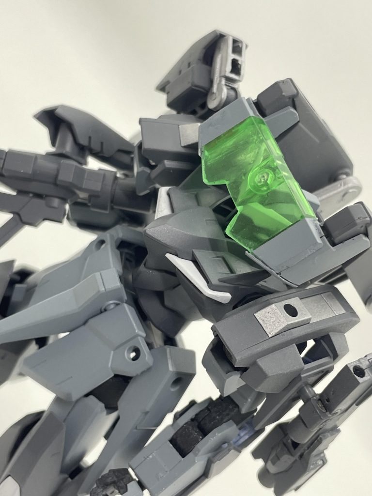 バックパックの高精度センサー兼電磁迷彩ユニットを展開して、敵に悟られずに狙撃ポイントを移動しつつ超長距離からの狙撃を繰り返します。