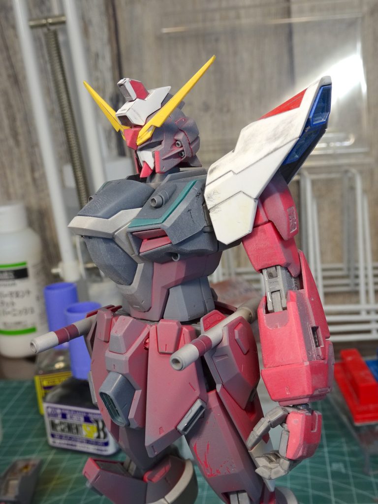 前述の様に肩はストフリのほぼポン付けです。本当はスクラッチなどして自分のデザインした形状などを再現できるといいのですが・・・残念ながらそこまでの技術はありませんでした(泣)。