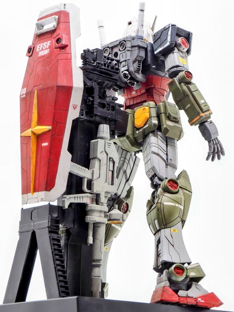 台座はキットのまま。ライフル・シールドなどをセットできます。台座はパーツ少ないですがディテールが良い感じです。