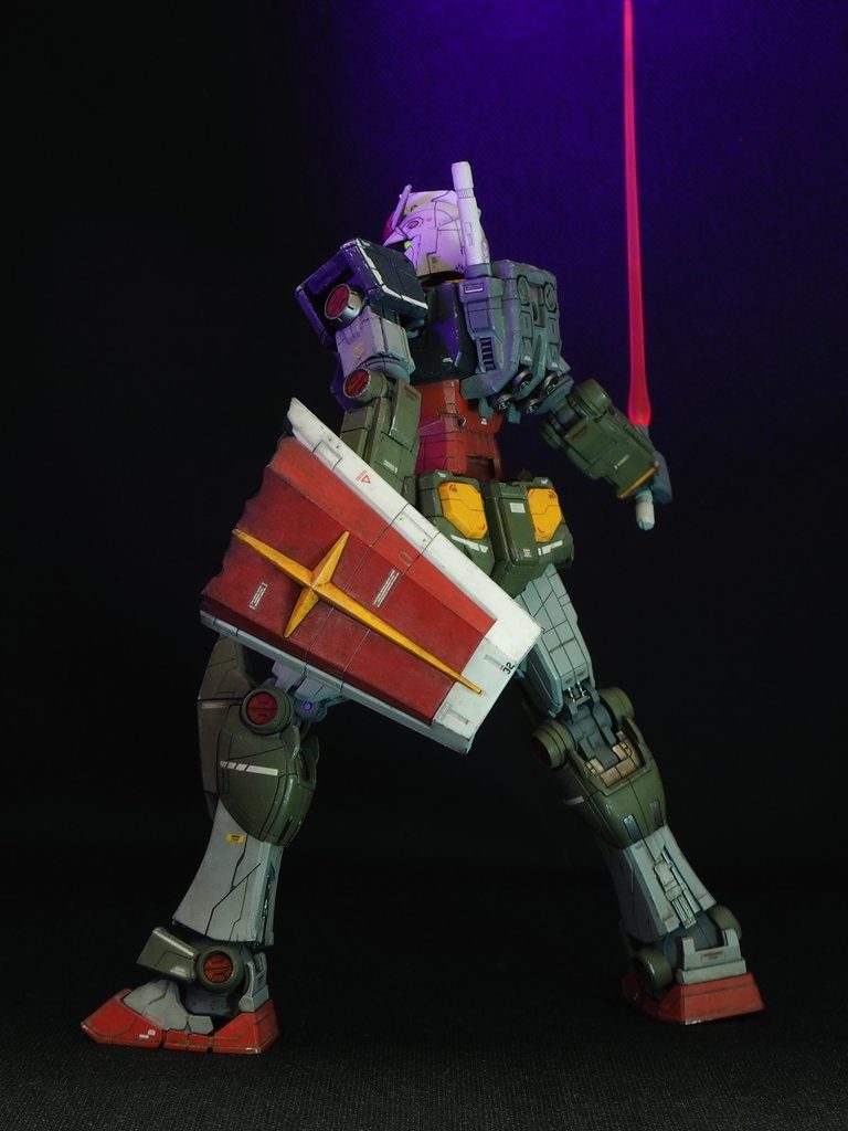 割れたシールドも作りました。映画『機動戦士ガンダムⅡ 哀・戦士編』のポスターっぽく!