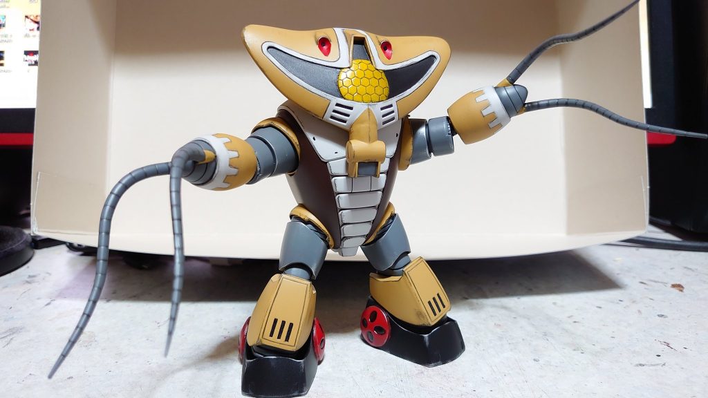 パーツを切り刻んだり、パテで成形したりと中々大変でしたが完成したアッグガイにすごく愛着が湧きました。久しぶりのガンプラ制作にとても懐かしさを感じつつ、楽しい制作になりました。これからも色々と作ってみたいです。