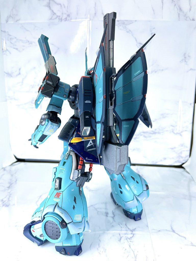 キットは脚が細くてあまりディジェっぽくない気がしたのでパテ盛りでところどころ太区しています。