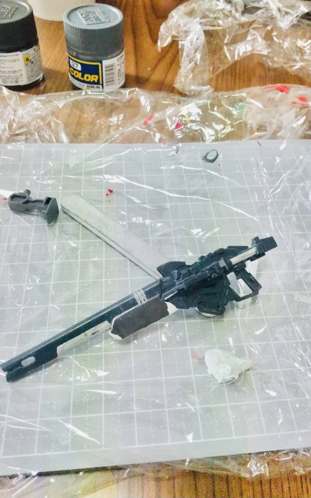 ビームバスターライフルは、ユニコーンガンダムのビームマグナムとジャンクパーツを使って、パテなどで成形しながら作成しました。