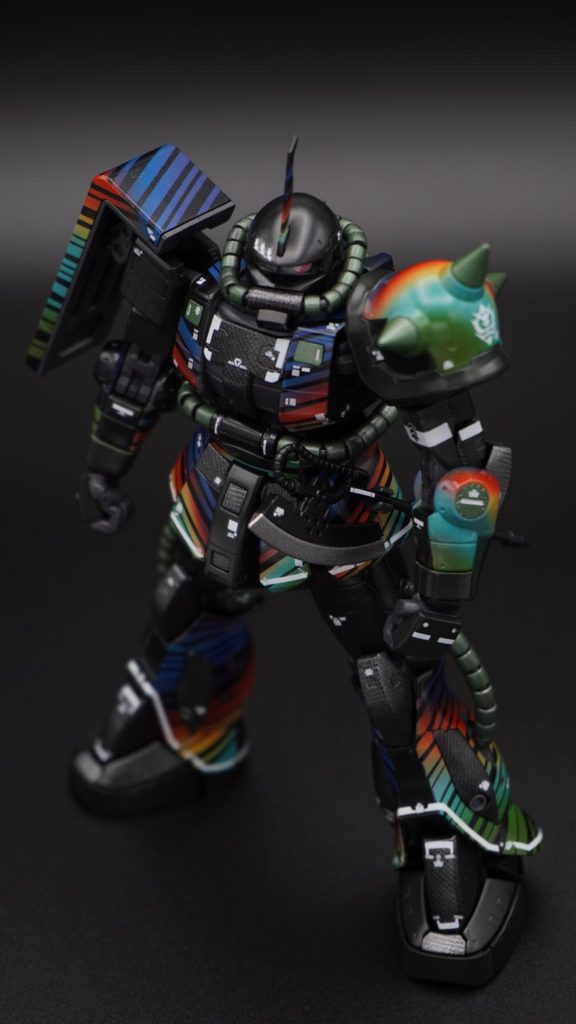 写真では見えにくいかもしれませんが、メインカラーはブラックと黒に近いグリーンの2色で各部分で色分けしています。ポイントでカーボン塗装も入れています。