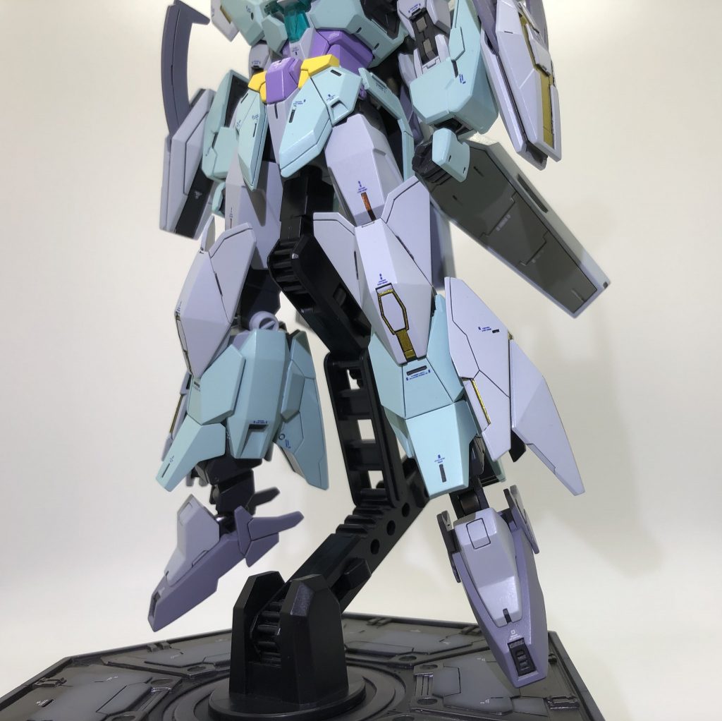 脚をパシャリ塗り分け箇所はスジボリして境目をくっきりさせ、装甲裏はグレーで塗り分けしています。