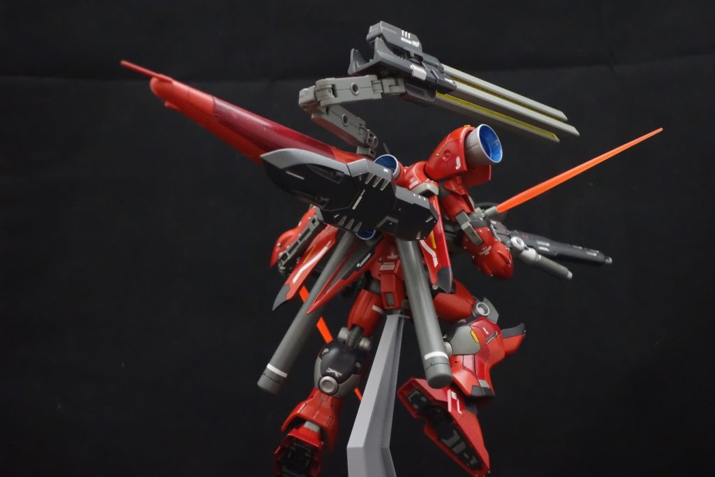 後ろから見た絵も見応えが出るようにとバーニアの色を青にして差し色にしました。バーニアの色が青なのはおかしいと思われるかもしれませんが、ユニコーンなんかもふかしてるときのバーニアの色は青なので許して…