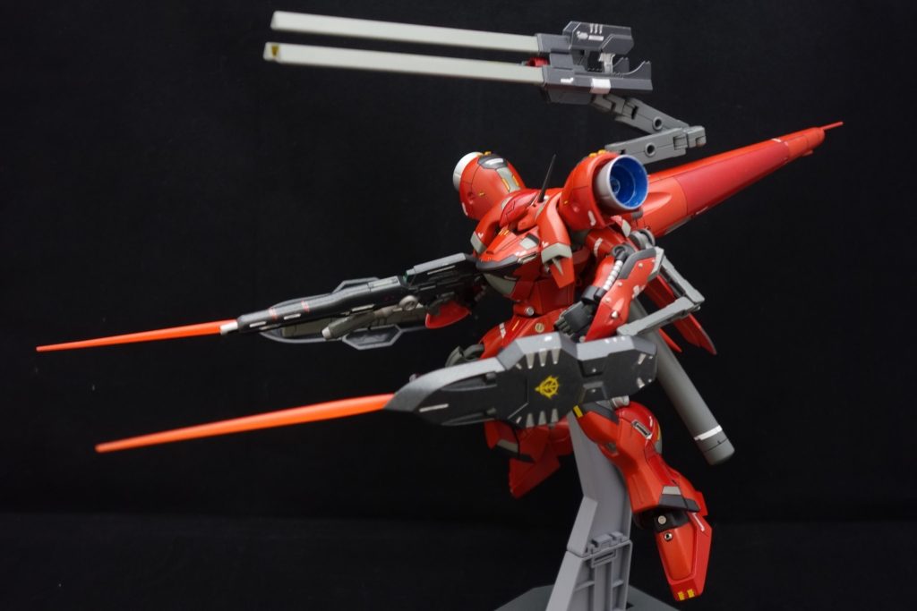 シールドにビームサーベルを取り付けて突貫させることも出来ます。