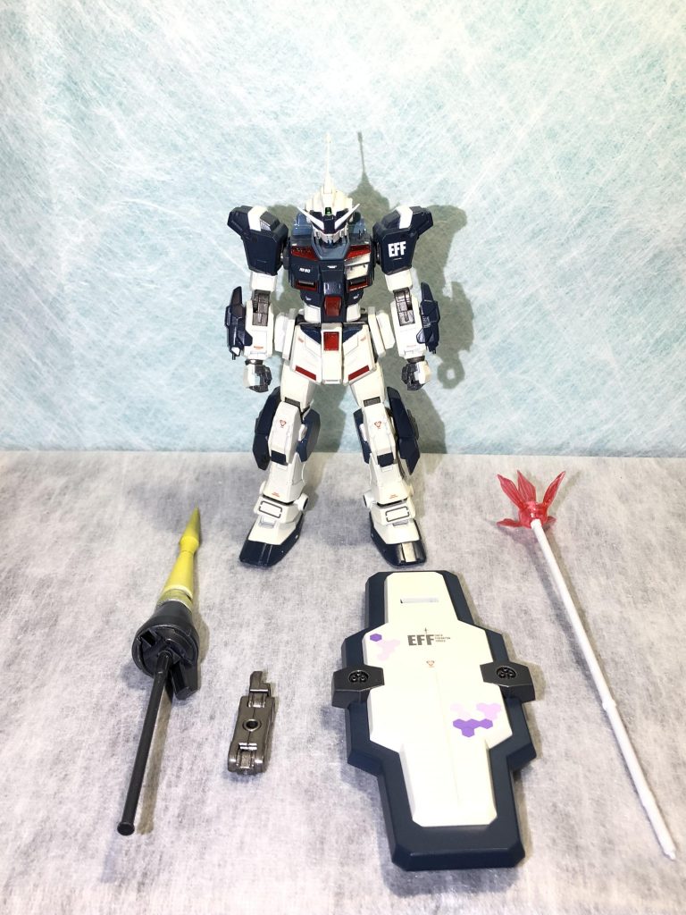 武装とパーツを並べてみました(特に意味はない笑)ハイパービームジャベリンは自作で、ランナー枠とビームサーベル柄パーツで制作した本体に、他ガンプラのエフェクトをUVレジンで固めたビームエフェクトで出来ています。