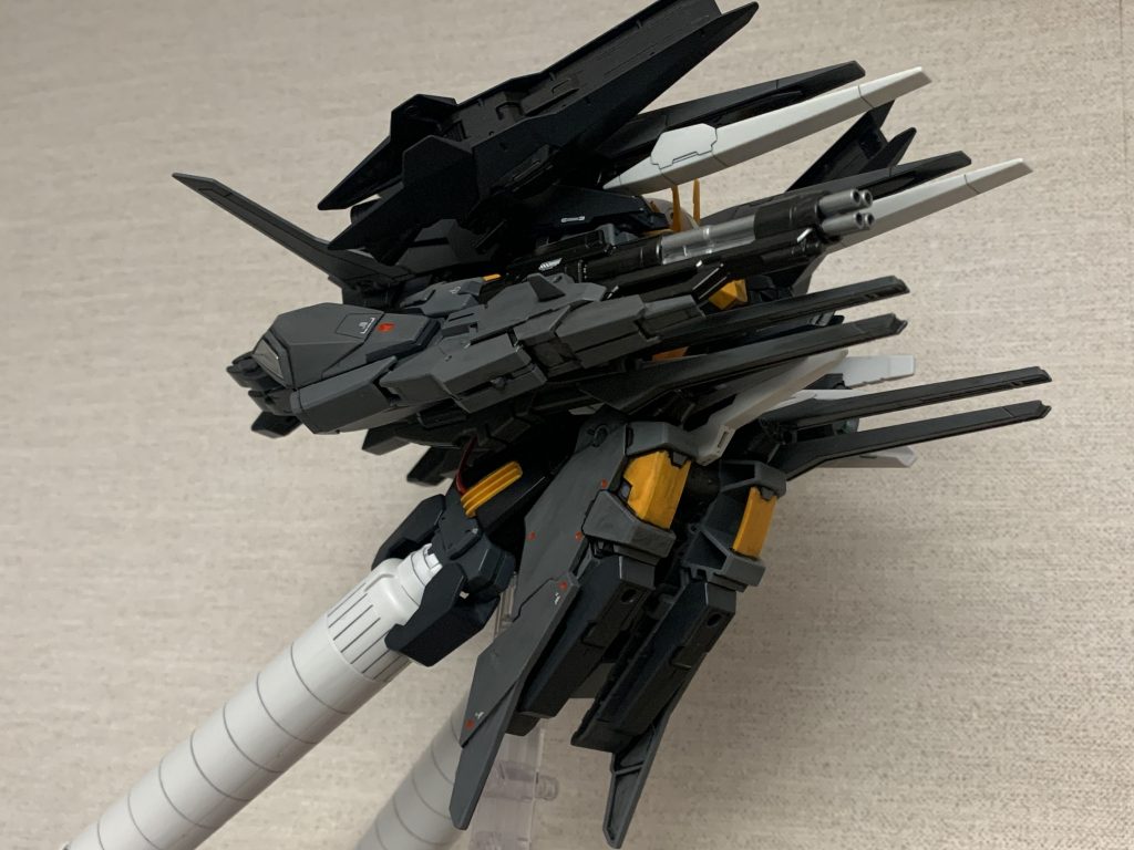 ・大型ビームガトリング砲「カタストロフ」機体右側の「アポカリプス」に直結する形で装備された大型ビームガトリング。驚異的な連射速度で前方の目標を瞬く間に蜂の巣にしてしまう。構造上正面以外は狙うことができない。名前の由来は悲劇的終末、破局などの意味をもつ言葉［カタストロフィ］から