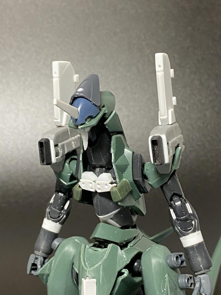 各部形状を煮詰めて元ネタに寄せて行きます。が、頭部の形状出しで大苦戦。