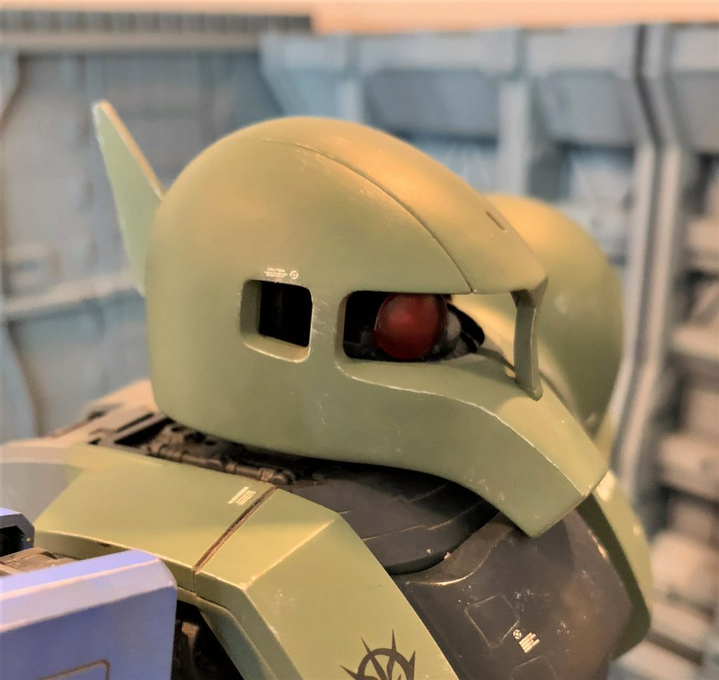 頭部は左右を接着して合わせ目を消し、前後動力パイプ部を切除、鼻先はエポキシパテ埋め、後頭部はプラ板を貼って成形しました。モノアイガードとトサカはプラ板を切り出し作製しています。どのキットでも必要なザクⅡ→旧ザク改造の定番工作ですね。内部メカを下から被せられるよう、外装の裏側をくり抜いて後ハメ化しています。