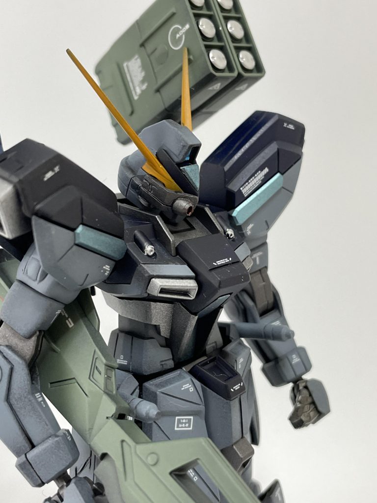 頭部右側には外付けカメラユニットを装着。ジャンクを使って制作。両目にしても良かったかなと思いつつも左右で見た時に違う印象になってこれはこれで良き。