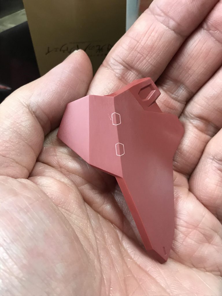 彫るとこうなります。今回、彫る作業には焼いて鍛えたマチ針をシャーペンで固定したのを利用しました。個人的にはタガネより取り回しがいい感じ✌️