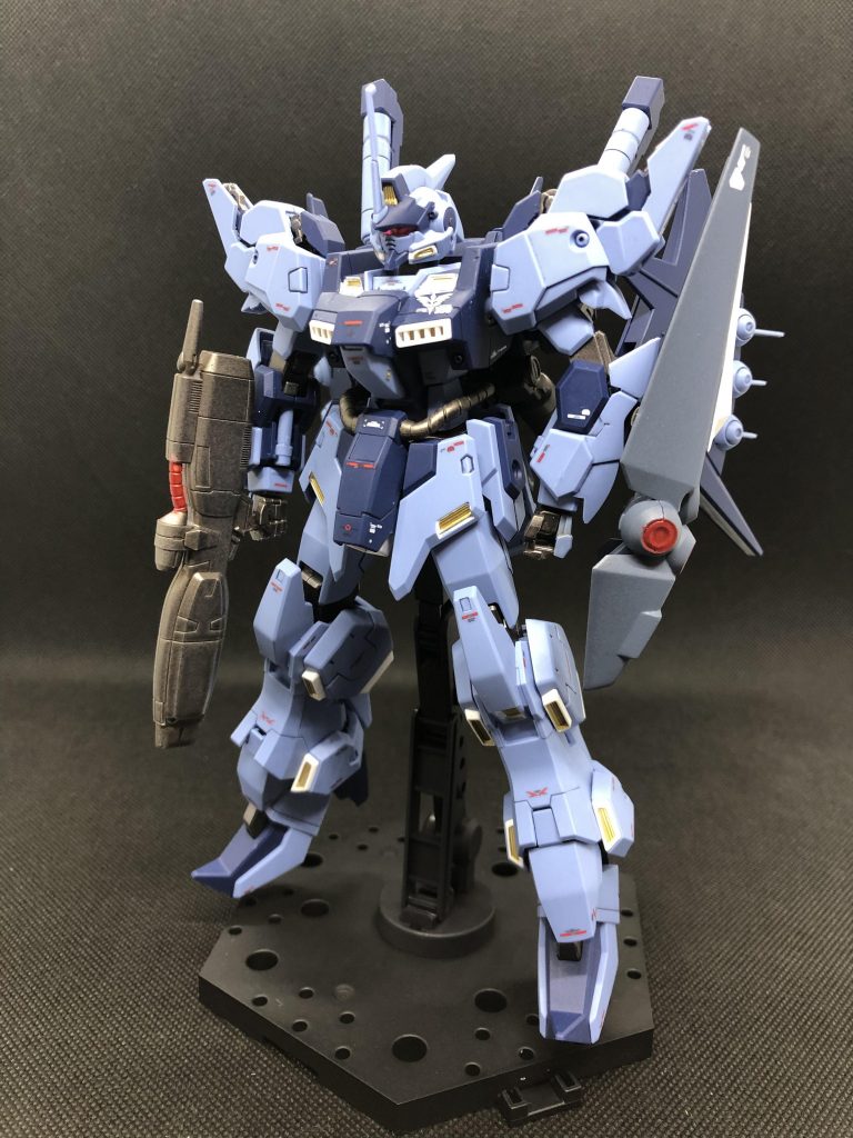 盾は逆手持ちです。