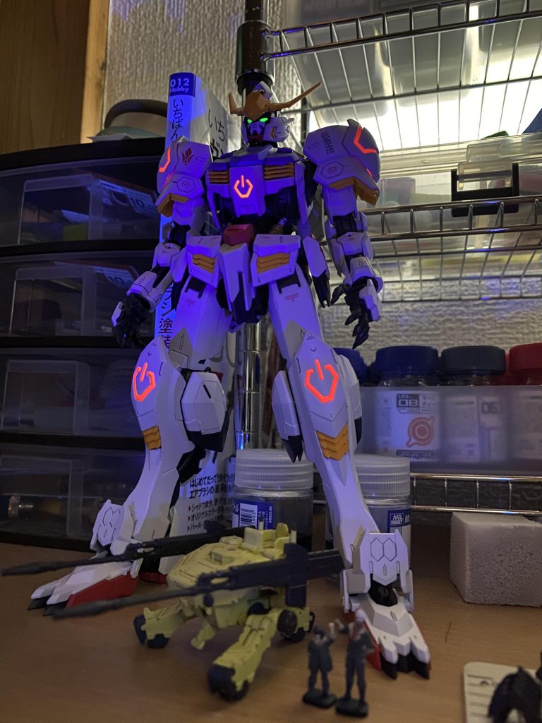 色々撮ったなかで、これが一番好き。作業机の上だけどw目とかの光り方がカッコいい！こんな感じです。バルバトスって元は赤と青がもっと暗い色なんだけど、今回は少し明るめにしてみました。と言うか、基本的に明るめと言うか、ビビットな感じにするのが好きです。そのうちグラデーションとかシャドウ吹きとか出来る様になりたいなー。最後まで見て頂きありがとうございました！